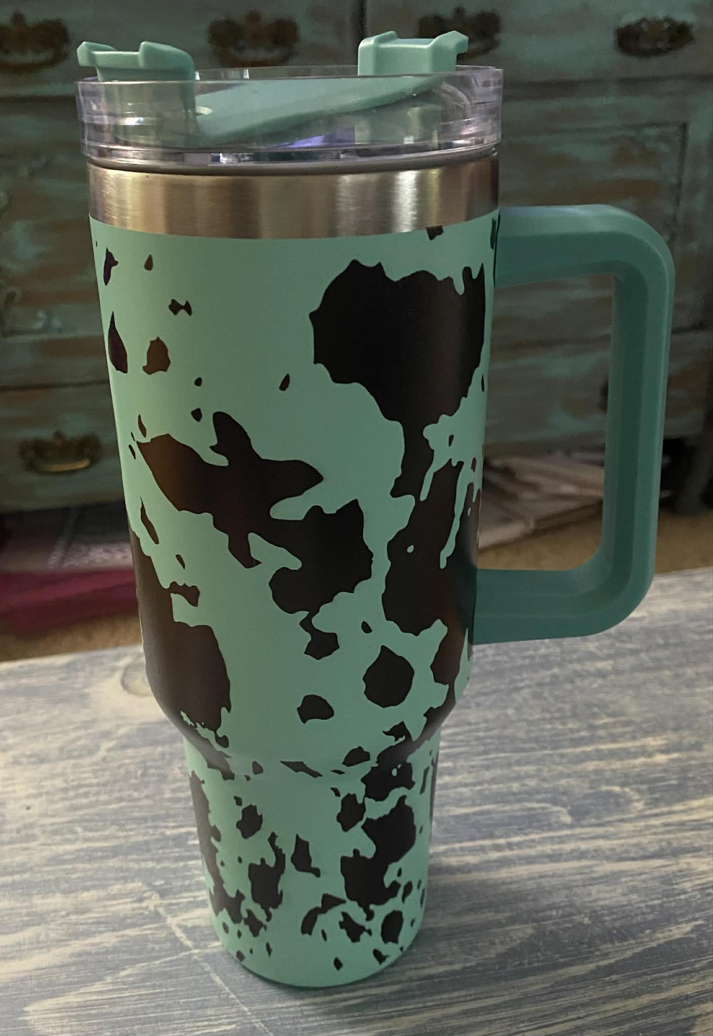 Mint Colored Cow Print 40  OZ Tumber